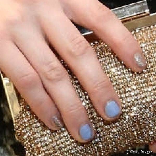 Em 2013 Carly Rae Jepsen comparecu ? inaugura??o de uma loja usando uma nail art que misturava azul e dourado no modelo filhas g?meas